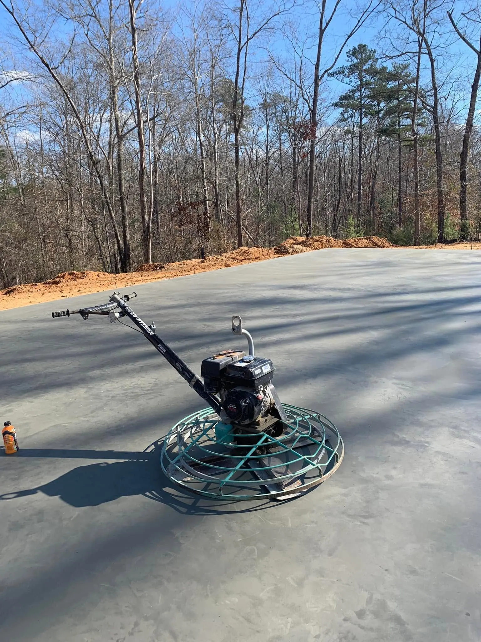 Finished concrete driveway by Chuy's Concrete Finishing